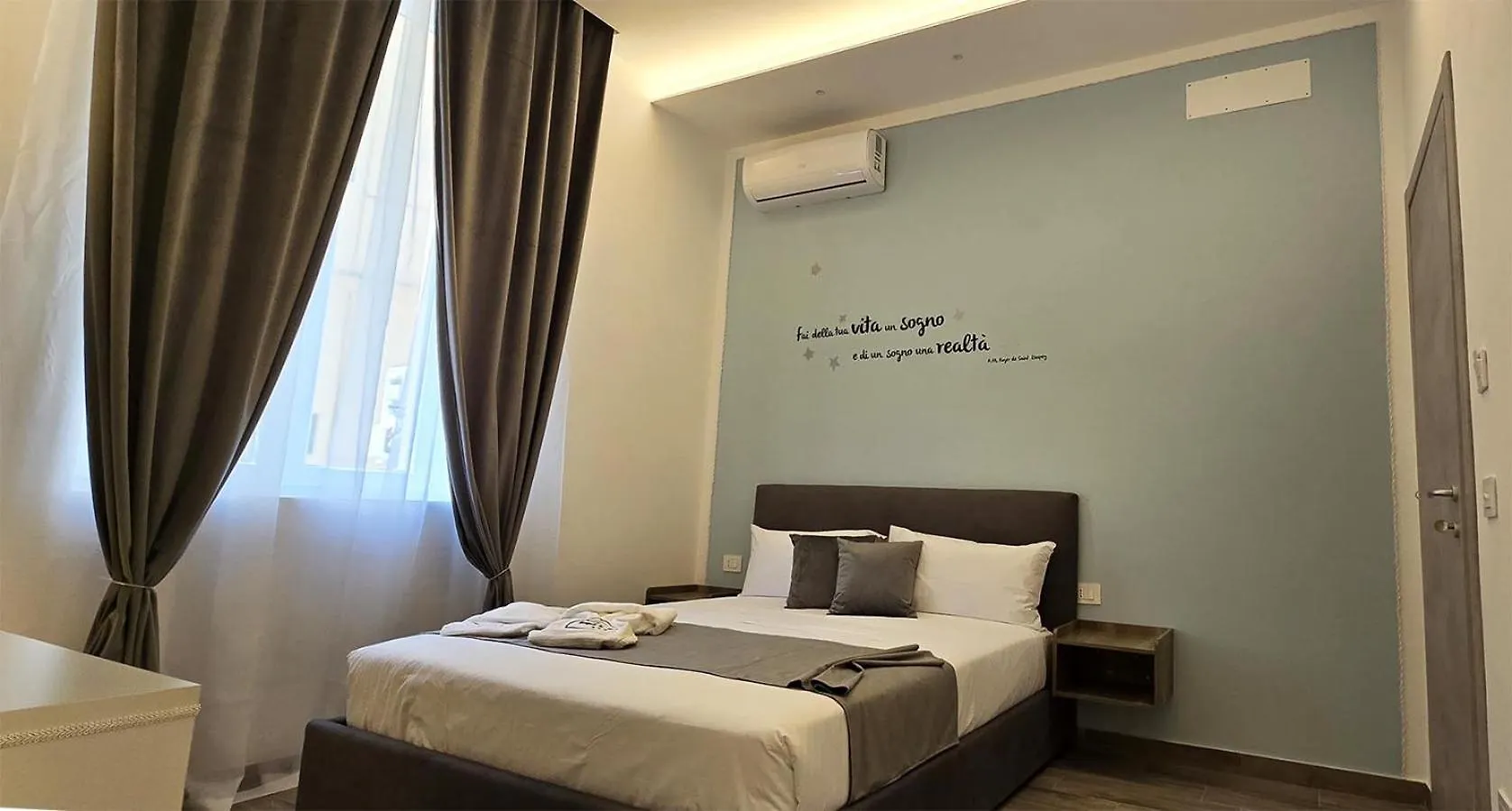 Neapoli-In Hotel 0*, Naples